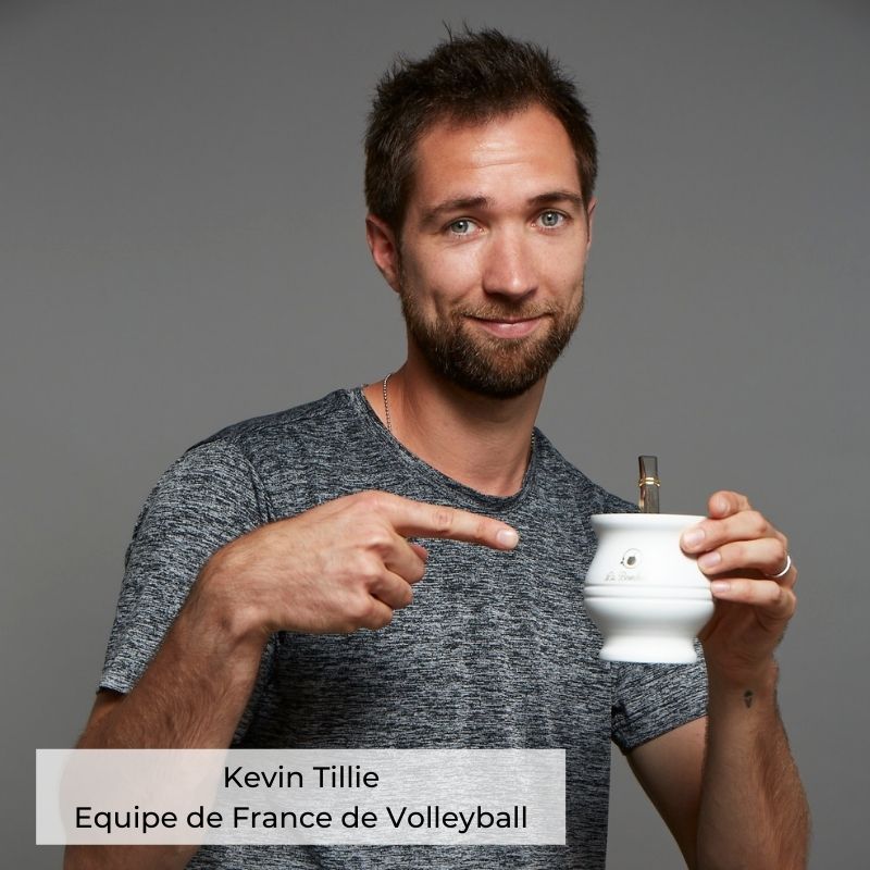 Kevin Tillie (Équipe de France de Volleyball) en train de boire un maté dans sa calebasse en inox blanche La Bombilla