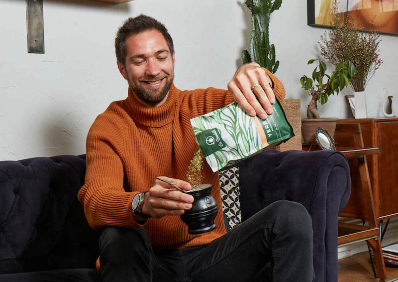 Membre de l'équipe de france de volley-ball en train de préparer un maté La Bombilla